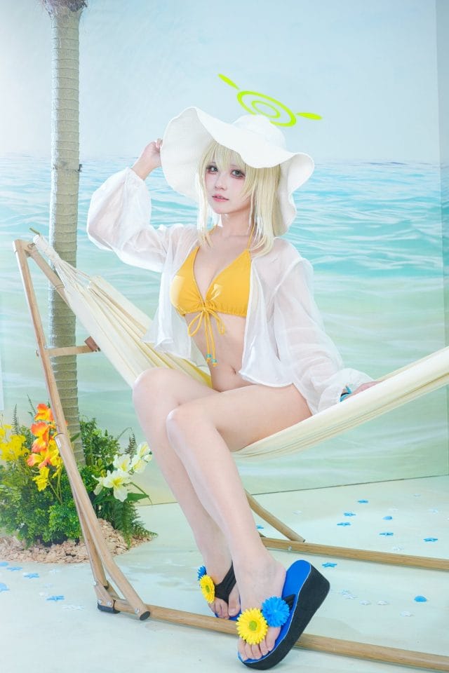桃景三酪COS《蔚蓝档案》野乃美，黄色比基尼度假造型亮相C102