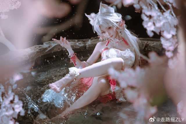 走路摇ZLY《鸣潮》吟霖COS,高度还原游戏气质引发玩家热议