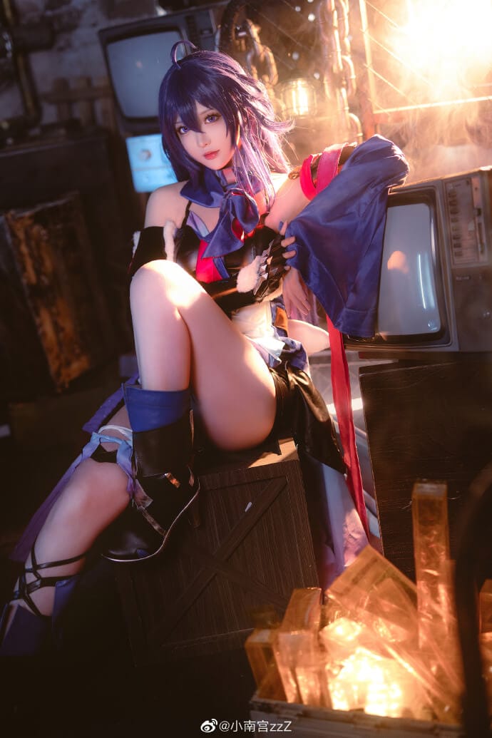 小南宫zzZ还原《崩坏:星穹铁道》希儿，复古杂物房里的蓝紫少女cosplay
