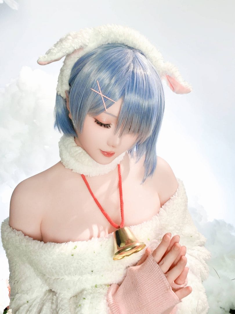 星之迟迟蕾姆圣诞绵羊装COS:暖光下的蓝发少女与冬日甜美氛围