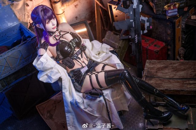 凛子酱COS米哈拉图集，《胜利女神：妮姬》紫发黑裙写实还原