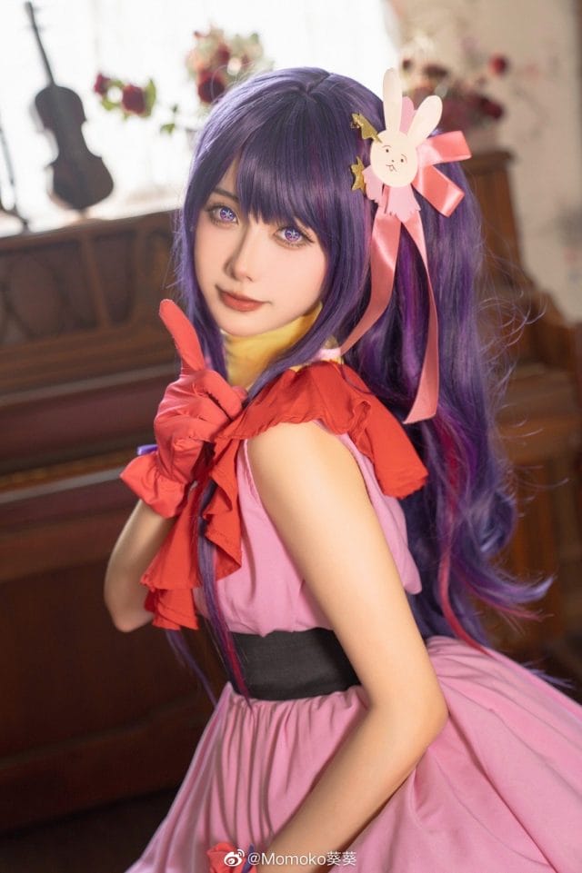 Momoko葵葵COS《我推的孩子》星野爱：紫色星瞳美瞳还原偶像妆容，粉色舞台装配挑染长发