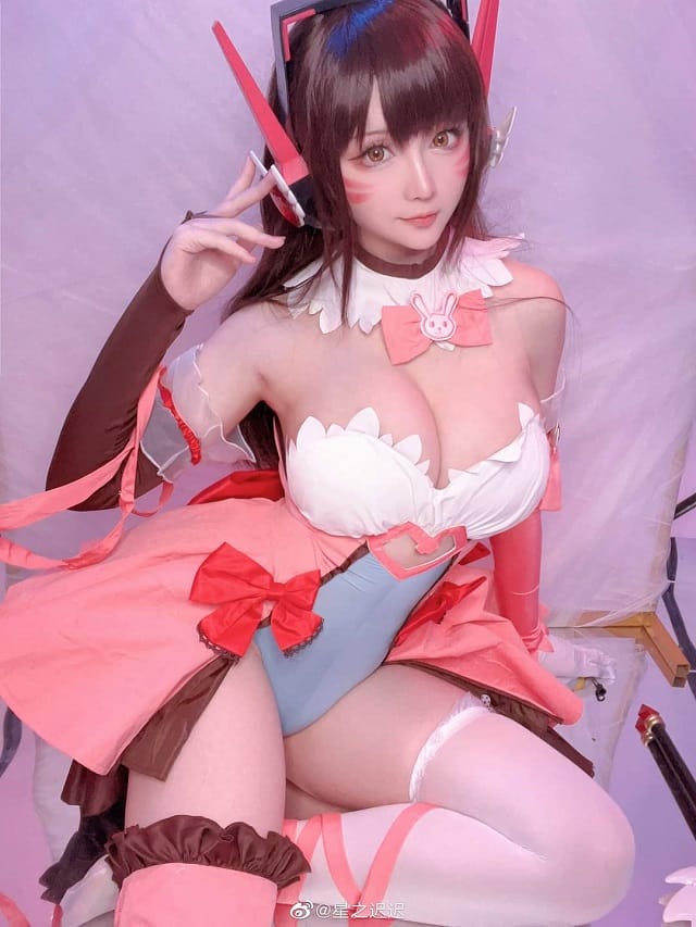 星之迟迟《守望先锋2》D.Va甜美向COS：柔焦暖光下的粉白机甲少女