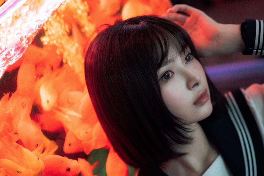河豚抚子金鱼JK写真:水族馆蓝光下的短发少女与清透夏日氛围