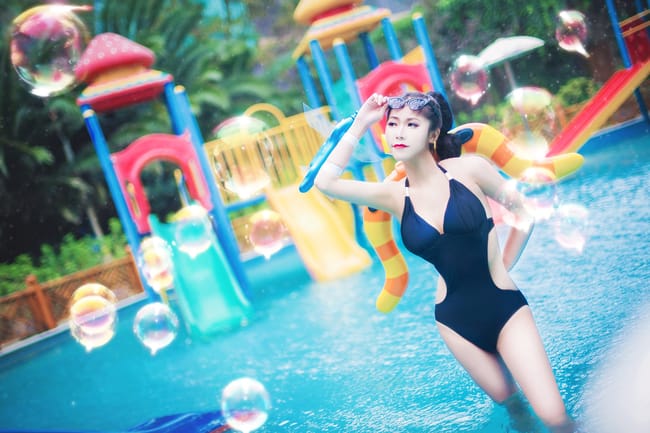 Basa_潘酱英雄联盟薇恩泳池派对COS：水枪弩弓与冷感眼神的夏日反差