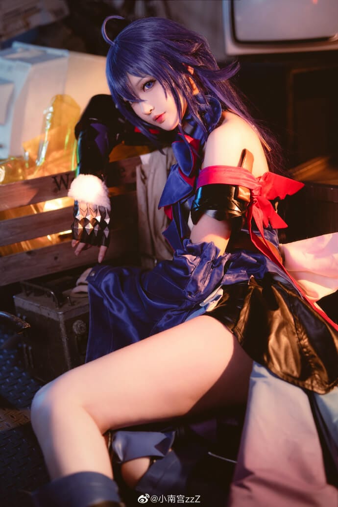 小南宫zzZ还原《崩坏:星穹铁道》希儿，复古杂物房里的蓝紫少女cosplay