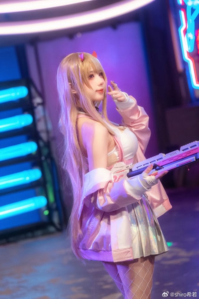 shiro希若《胜利女神:妮姬》毒蛇COS,霓虹灯下还原火力型妮姬