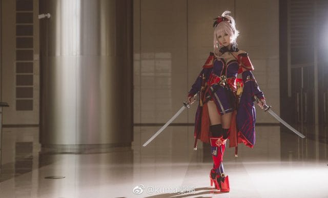 kuma桑熊阿尔托莉雅COS写真：蓝白战甲骑士王的冷峻还原
