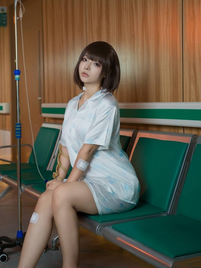 yuuhui玉汇COS图集：铁灰长发配蓝色病患服，柔光病房里的沉静演绎