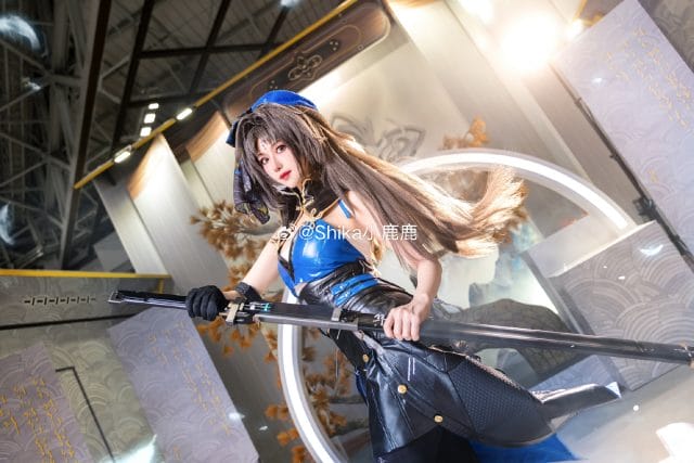 Shika小鹿鹿COS《鸣潮》秧秧亮相C102 灰绿双眸与长剑造型完整还原