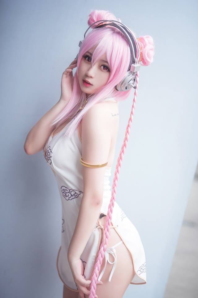 依依超级懒超级索尼子COS写真:娃娃脸搭配魔鬼身材的甜美私房图集