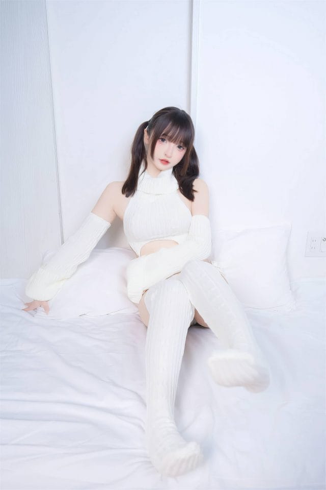 神楽坂真冬「斩男毛衣」写真图集：极简卧室里的松弛感与线条美