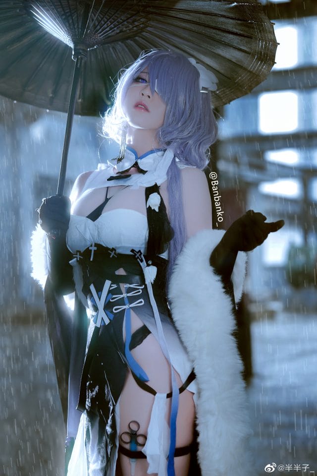 半半子COS明日方舟絮雨，紫发蓝瞳旗袍雨中写真