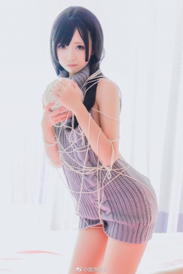 面饼仙儿露背毛衣写真:慵懒氛围感拉满的性感cosplay图集