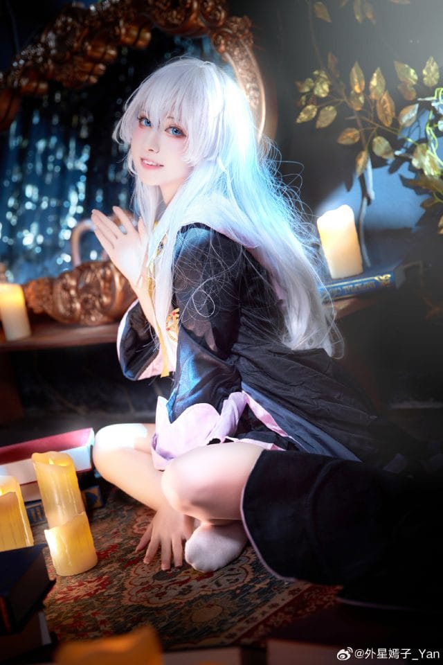 外星嫣子_Yan cos伊蕾娜，还原《魔女之旅》银发魔女的俏皮气质