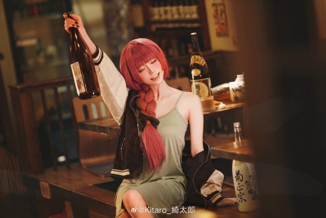 Kitaro_绮太郎《孤独摇滚》广井菊里COS图集：吊带裙醉酒演绎层次分明，表情肢体还原角色废柴魅力