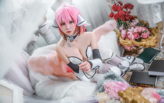 寶儿Mysterial《天降之物》伊卡洛斯COS:绿瞳粉发白色战斗服的柔美还原