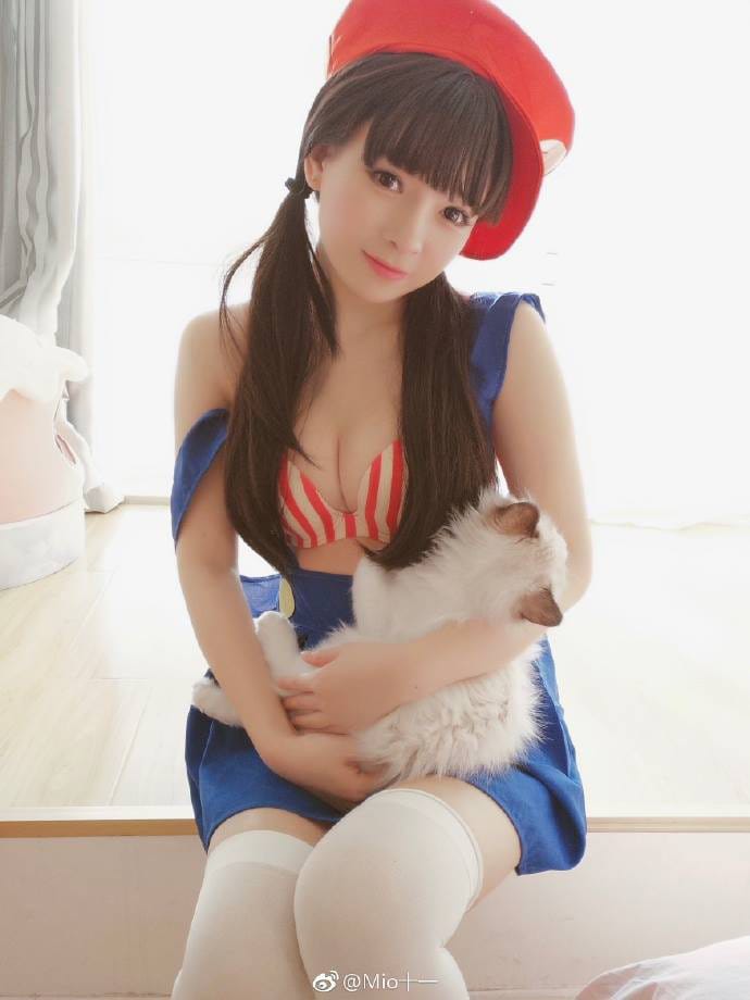 Moi十一超级马里奥COS:红帽背带裤的元气少女版水管工