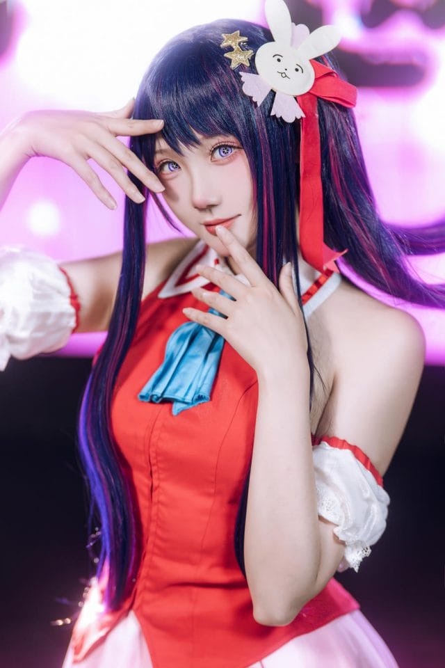 瓜希酱《我推的孩子》星野爱COS写真:星眸妆容与舞台演出服的甜系还原