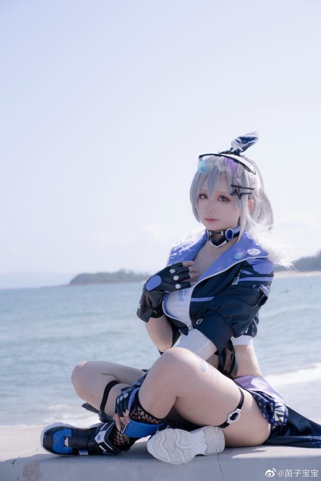 菌子宝宝COS银狼海边写真:银白马尾战斗服搭配自然光,崩坏星穹铁道星核猎手高还原图集