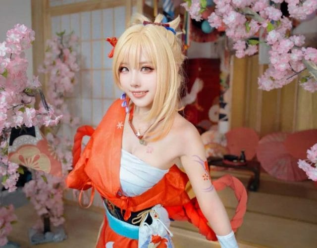 CatDemon喵崽原神宵宫COS写真：橙色和服与夏祭烟花氛围的明快还原