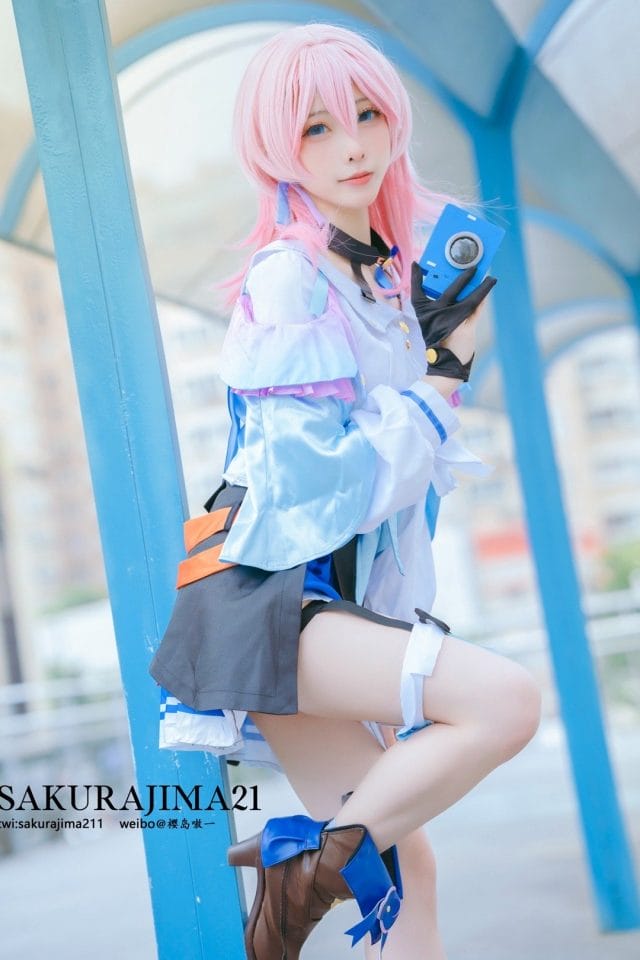 樱岛嗷一cos三月七写真,粉发蓝裙还原《崩坏:星穹铁道》少女气质