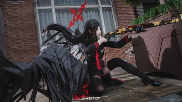 如月灰cosplay《蔚蓝档案》羽川莲见，黑翼制服持枪漫步古典街角