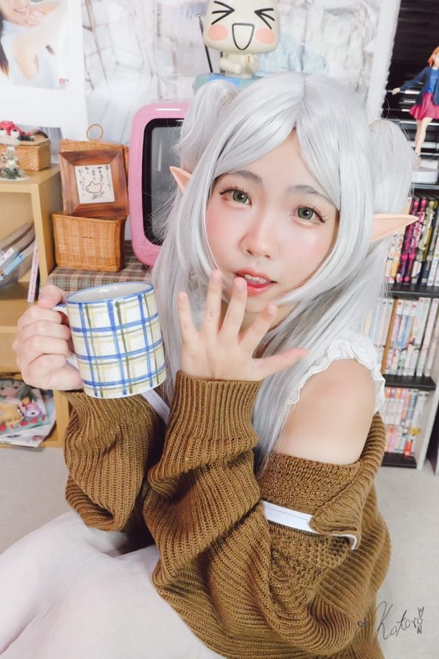 Kotoro芙莉莲睡衣居家COS写真,复古客厅里的慵懒千年少女