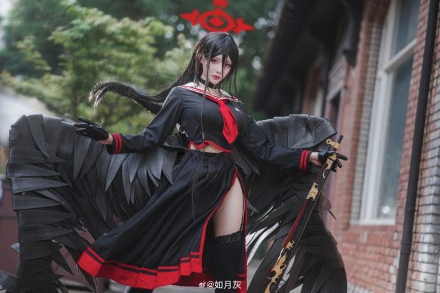 如月灰cosplay《蔚蓝档案》羽川莲见，黑翼制服持枪漫步古典街角