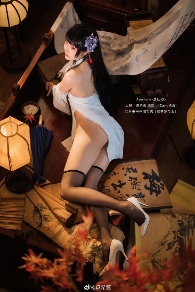 瓜希酱碧蓝航线逸仙COS写真:白旗袍古典书房还原东煌舰娘的清冷韵味