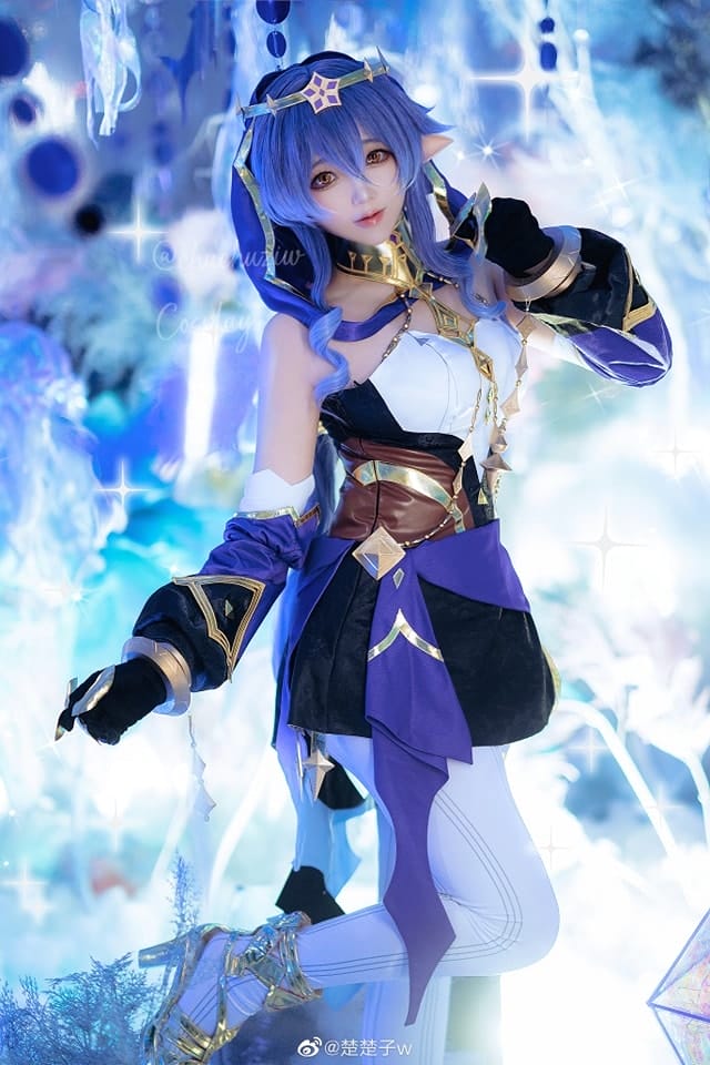 楚楚子w原神莱依拉COS：星空披风与梦游少女的清冷还原