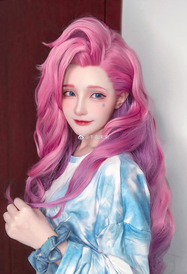 千夜未来萨勒芬妮COS作品：粉紫梦幻舞台风还原英雄联盟歌姬
