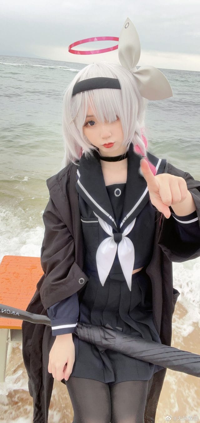 无风霖鹿COS《碧蓝档案》普拉娜，银发水手服海边图集