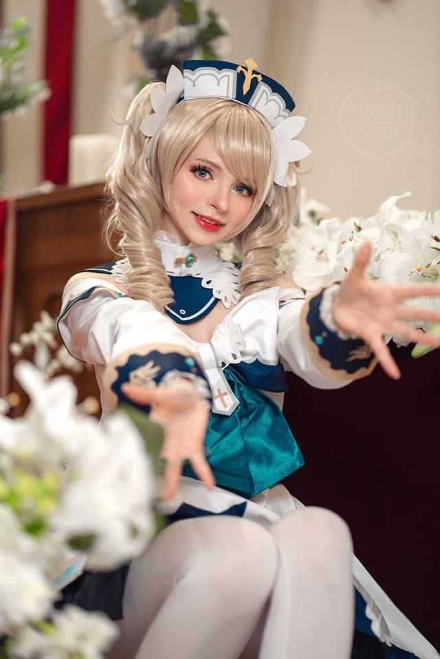 PeachMilky 原神芭芭拉 COS 写真:蓝紫水光氛围下的甜美偶像还原