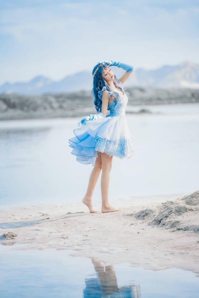 桜桃喵美人鱼写真:海蓝长裙配珍珠链,蓝发清冷造型图集