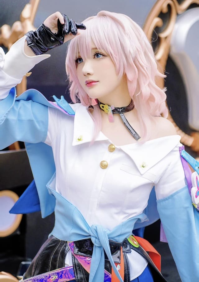 陈秋芳三月七COS写真:粉色短发造型还原《崩坏:星穹铁道》少女气质