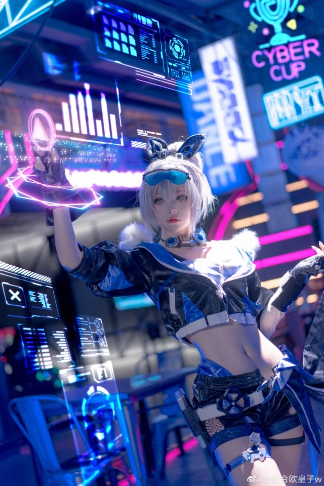 w百合欧皇子w崩坏星穹铁道银狼COS：银白假发机能风外套搭配赛博光效，冷酷黑客气质高度还原