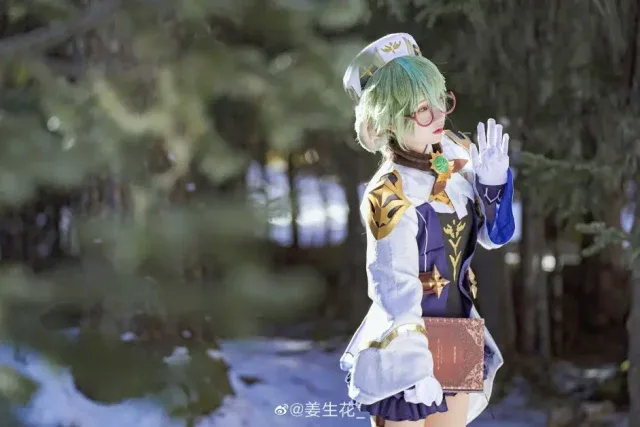 姜生花cos《原神》砂糖,清透绿系造型还原炼金少女的安静气质