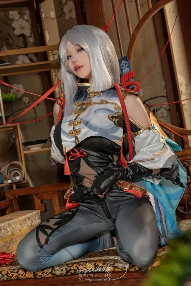 咬人小小兔出镜原神申鹤COS,银发蓝眸搭配修身长衣展现清冷仙姿