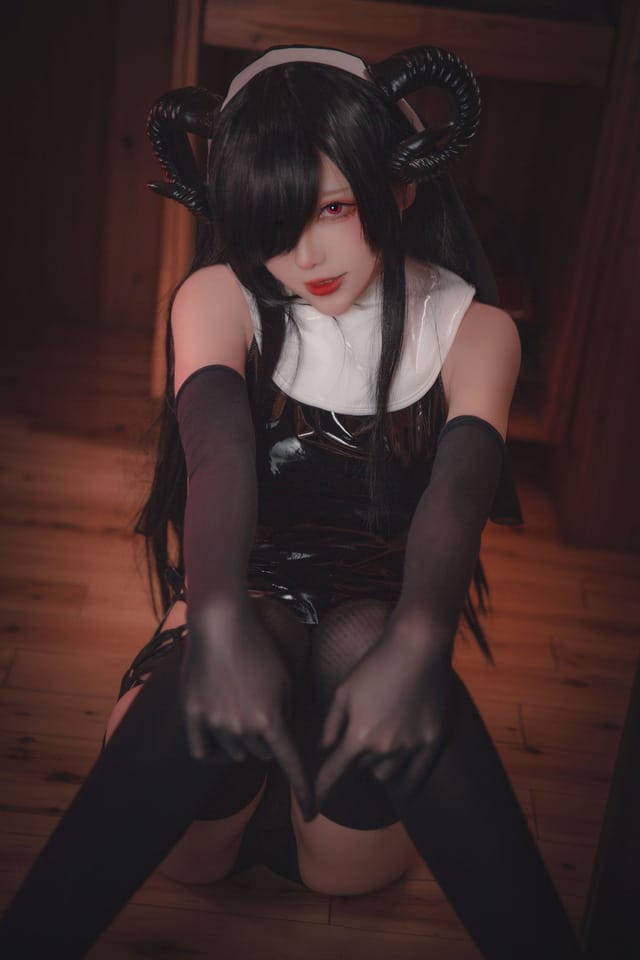 起司块wii 魅魔修女 COS,黑色绑带皮衣裙演绎妩媚与禁欲反差