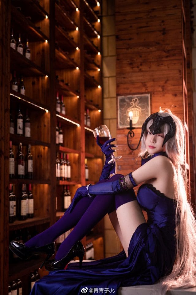 青青子Js cos《FGO》黑贞「圣夜的晚餐」礼装，深蓝礼服紫袜还原圣诞场景