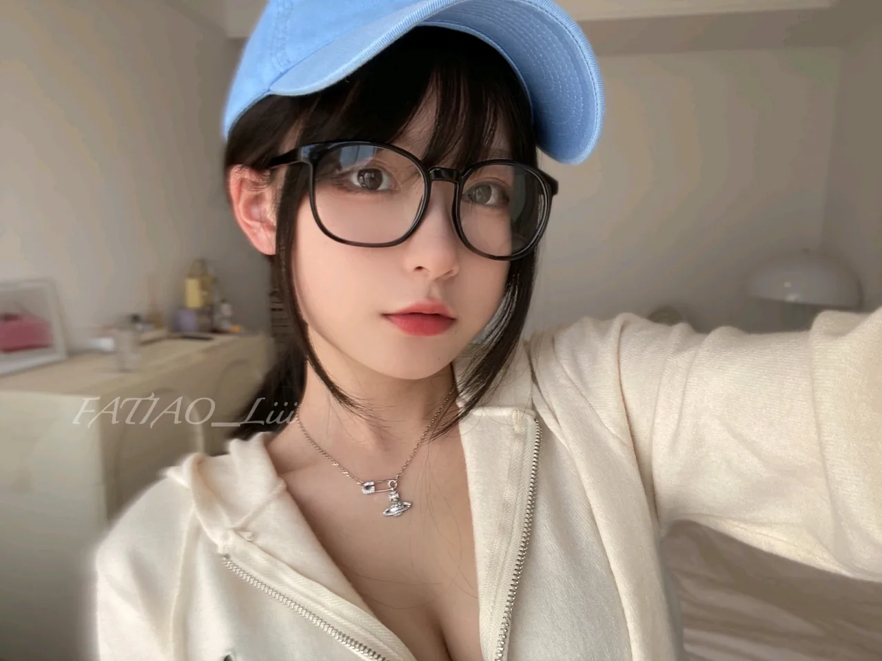 迷之呆梨中に何色の下着を着ているか当てましたか