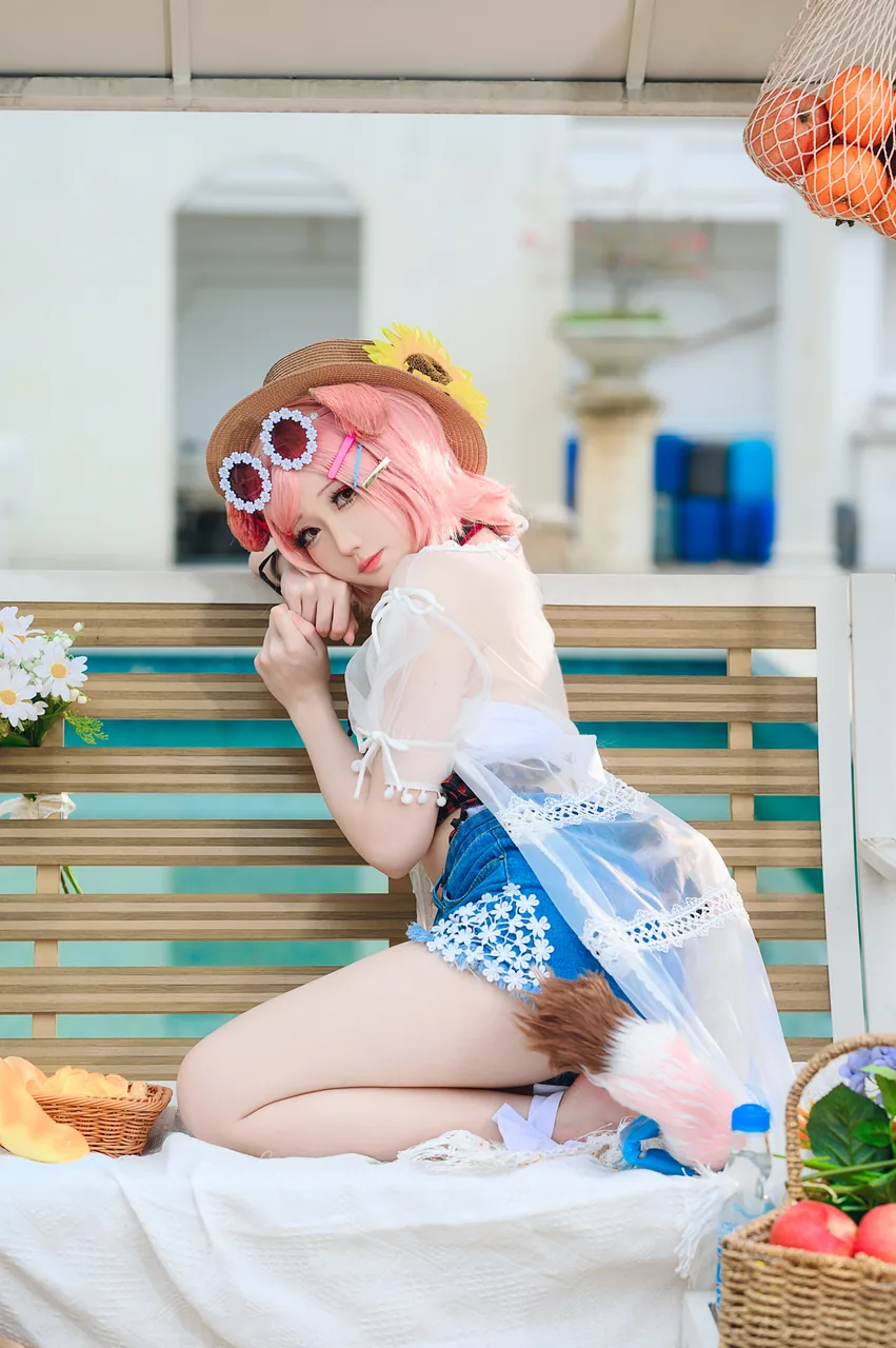 焖焖碳澄闪泳装